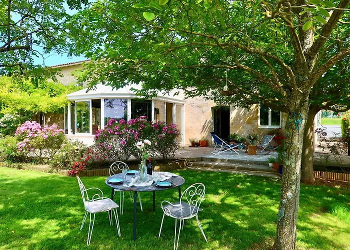 Casa de Férias La Goroniere - Superbe Charentaise Renovee - Piscine Chauffee - Grand Jardin *